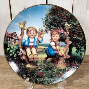 M.I. Hummel 1989 Apple Tree Boy Girl Little Companions Plate Danbury Mint
